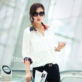 camisa branca com estampa floral